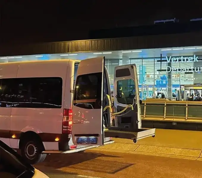 Rolstoelbus bij Schiphol voor reizigers uit Oisterwijk